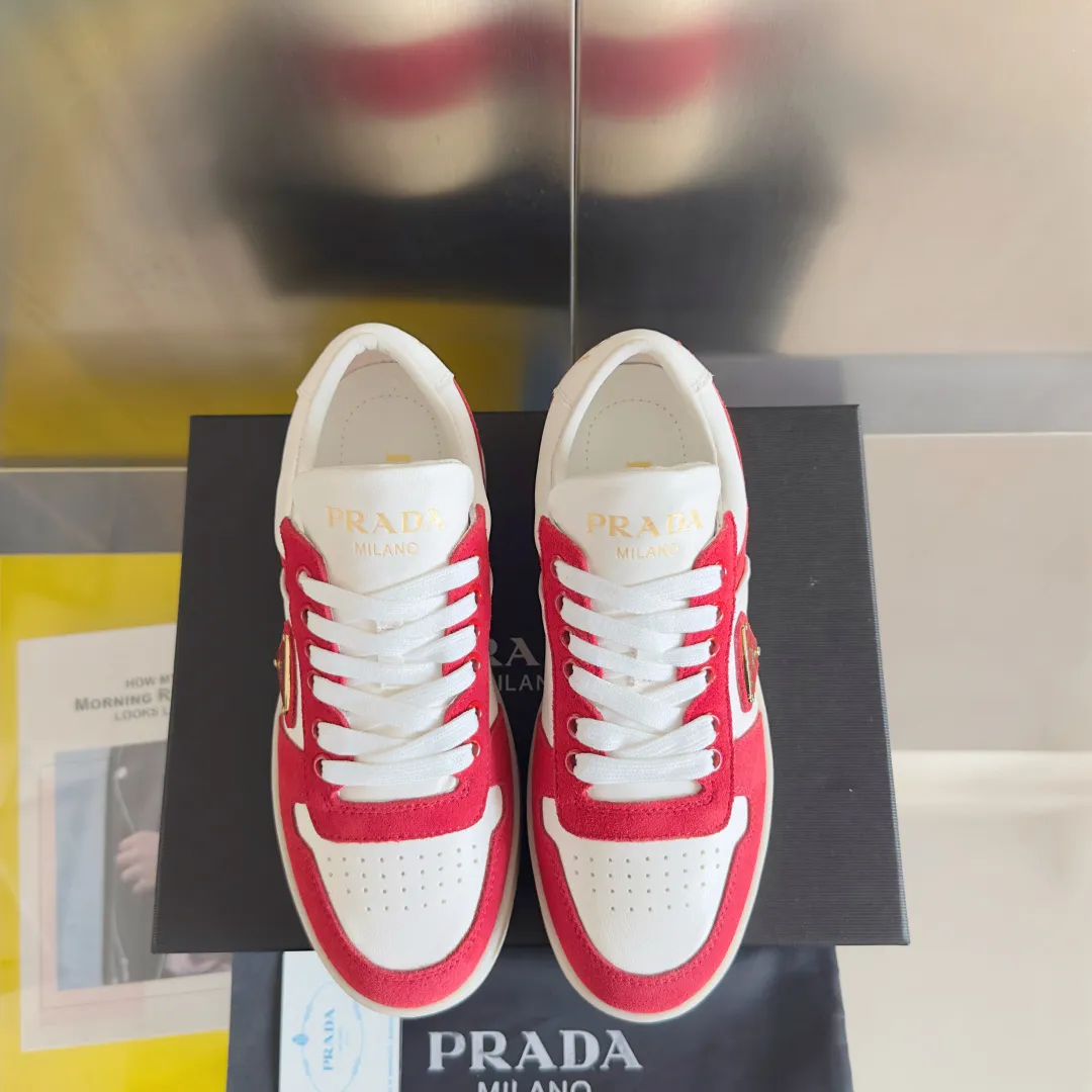 👟👟Ex-factory price 660👟👟 Top version Prada Latest Downtown Bold series Thick sole Platform shoes Triangle logo Casual sneakers White shoes Original purchase and development Production Downtown Bold sneakers are inspired by basketball shoes in the 1980s, with sporty design and exquisite details. Crafted from perforated leather, the statement platform sole provides a unique, modern style. The Prada logo is interpreted from different angles, decorated with the iconic enamel-coated triangular metal logo, highlighting the unique classic style. Exquisite packaging at the delivery counter🛍📦 ▪️Fabric: Original custom imported first-layer cowhide ▪️Inner lining: Original imported soft sheepskin ▪️Outsole: Original molded ultra-light foam material ▪️Sole thickness: 4.5CM ▪️Size: Women's 35-40